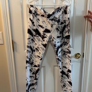 Fabletics white and black pattern legging